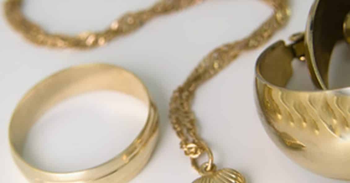 Sonar Con Una Cadenita De Oro